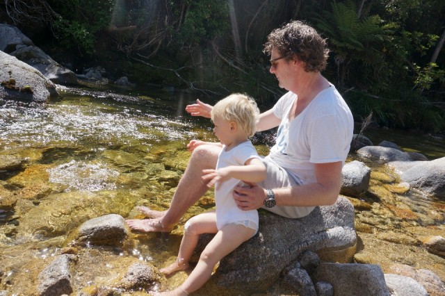 (2) Voetjes in rivier en stenen gooien, A. Tasman Park