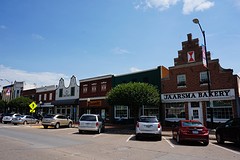 (15) Pella main street