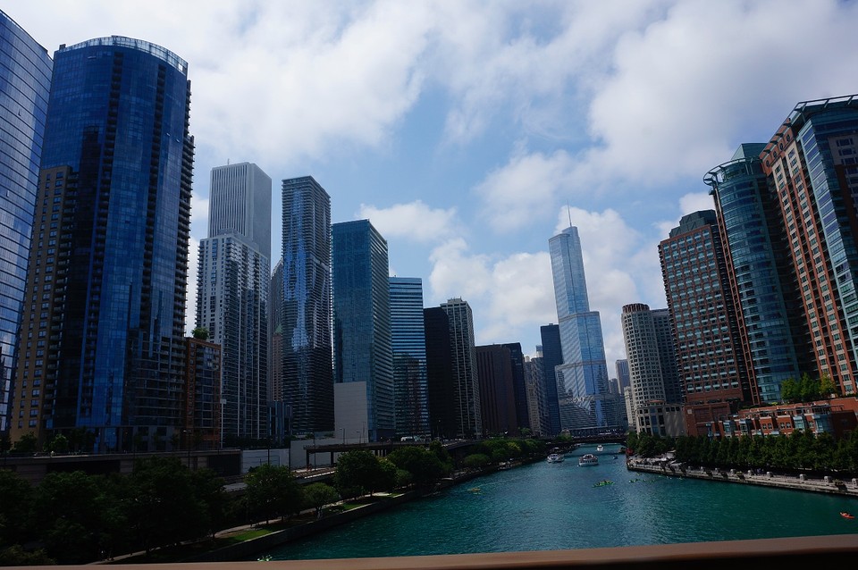 (16) Trump Tower op achtergrond