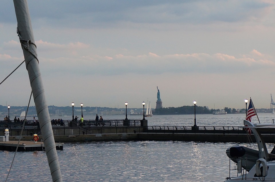 (16) Statue of Liberty in de schemering