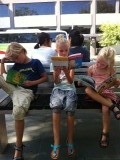 Helemaal blij met hun eerste engelse boeken