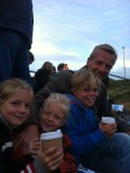 In de kou wachten op de mini pinguins op Philips Island