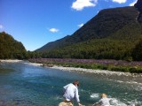 Madeleine en Koen aan rivier met prachtige paarse bloemen