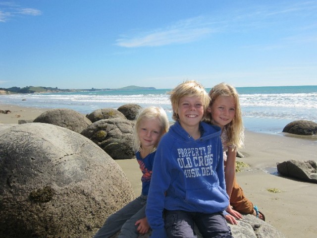 Kinderen op de Moeraki knikker rotsen