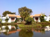 Onze twee huisjes aan een meertje op het Battambang Resort