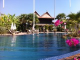 Koen in het zwembad van Battambang Resort