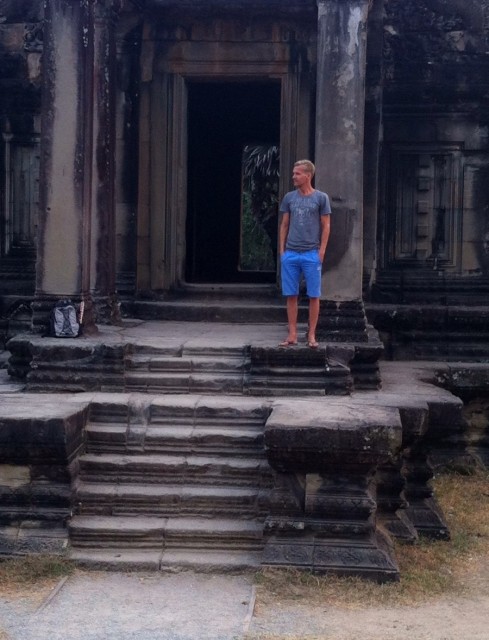 Marc wacht op de sunset bij Angkor Wat
