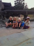 Voor $1 op de foto met drie blonde kinderen (prijs inclusief arm om schouder)
