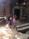 Met zijn drieën door het klooster van Ta Prohm (Angkor Wat)