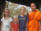 De kinderen met een monnik, Koen middenin om contact tussen de monnik en de meisjes te voorkomen