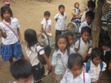 Schoolkinderen in het dorpje waar we doorheen fietste