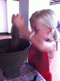 Fien met de vijzel tijdens de kookcursus; een slechte iPhonefoto, maar hoe schattig...