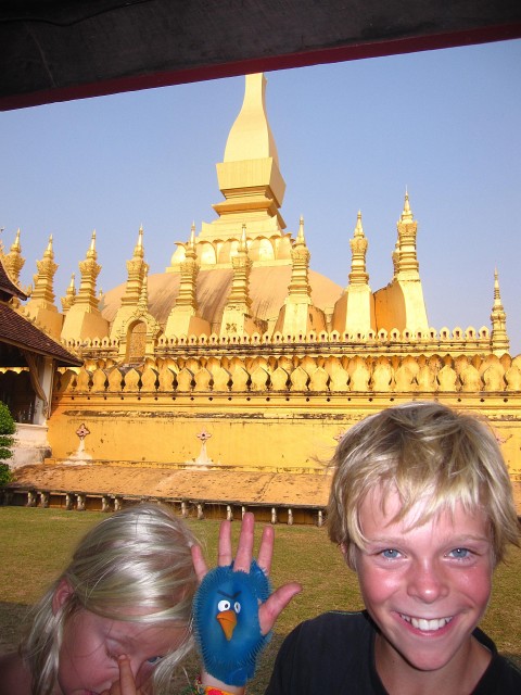 Koen en Fien voor de Pha That Luang, het nationale symbool van Laos (en in '53 opnieuw gebouwd...)