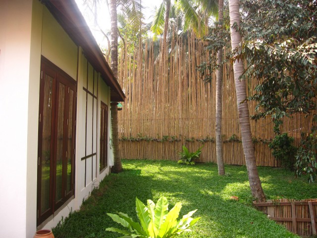 De buitentuin van de villa van Le Sen in Luang Prabang