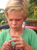 In diepe concentratie op het maken van het nepsigaretje