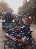 De twee belangrijkste vervoermiddelen in Laos bij elkaar: de Songthaew en de moto