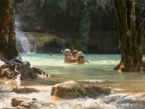 Zwemmen in een van de bassins van de waterval