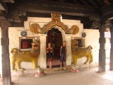Koen en Floor bij Embekka Devale, een veertiende-eeuwse tempel bij Kandy
