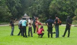 Elk bruidspaar in Sri Lanka brengt een hele posse aan fotografen en cameramannen met zich mee