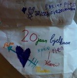 20 jaar bij elkaar! Knutselcadeautjes en een liedje van de kinderen, jumbo prawns bij het diner!