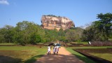 De rots van Sigiriya, met daarop de ruïnes van een kloostercomplex (5de-14de eeuw)