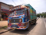 De vrachtwagens in Sri Lanka zijn vrolijk beschilderd