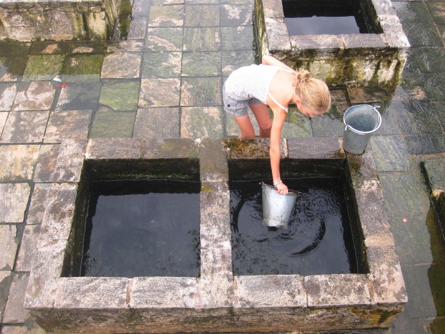 Hot Wells bij Trincomalee; ook Floor verzekert zich van Boeddha's bescherming