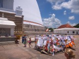 Dagobe in Anuradhapura, op een zéér hete dag...