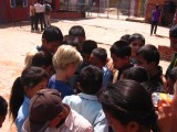 Koen tussen de schoolgaande jongens tijdens ons bezoek aan een school