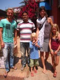 Samen met Rajesh, de schooldirecteur op de foto