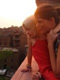 Madeleine en Fien kijken vanaf het dakterras naar het festival in Bhaktapur