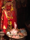 Aangeklede Boeddha met geldofferschaal
