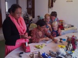 Terug in Kathmandu: Madeleine en de meisjes op bezoek bij Beads for Live