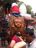 Werkelijk alles is heilig in Nepal: even de afbeelding van een Hindoegod met je hoofd aanraken