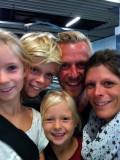 De laatste familiefoto: op de loopband op Schiphol