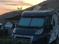 Zonsondergang aan de andere kant van de berg