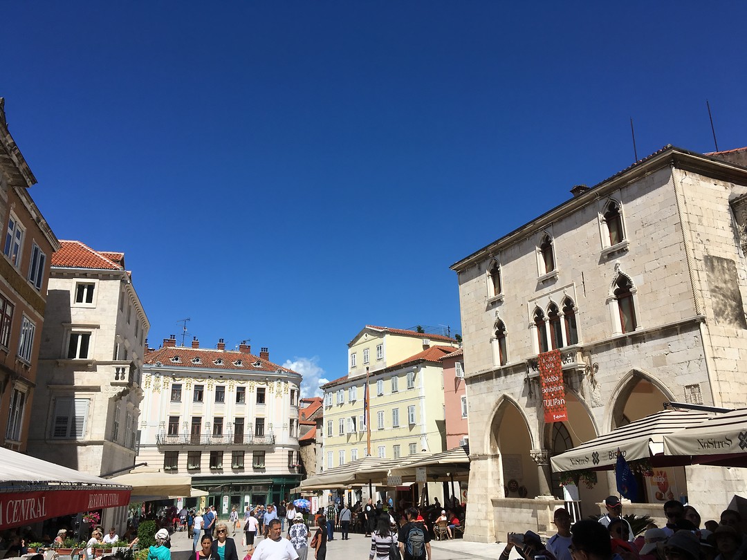 Split met stralend blauwe lucht!