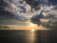 Prachtige zonsopkomst vanaf de boot