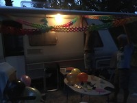 s’ Avonds hangen we alvast de slingers op