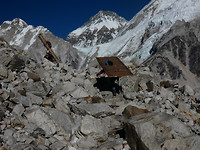 114- Sherpa’s met een zware last van bouwmaterialen