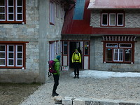 166-Vertrek uit de Sherpa Lodge in Phakding, vergelijk foto 19 mét sneeuw