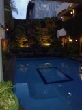 Zwembad met waterval
