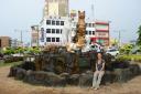 Lisa voor het 'kattenmonument' in Kuching