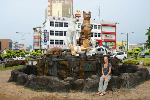 Lisa voor het 'kattenmonument' in Kuching