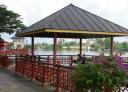 prieeltje langs de rivier in Kuching