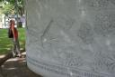 Lisa bekijkt aandachting een monument in Kuching