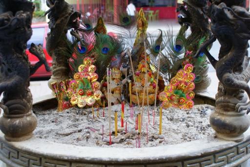 Lekker wierookje bij de Chineze tempel