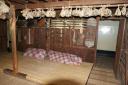 binnen in een kopie longhouse in het museum