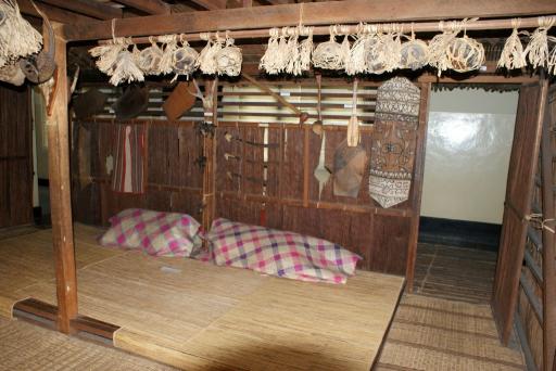 binnen in een kopie longhouse in het museum