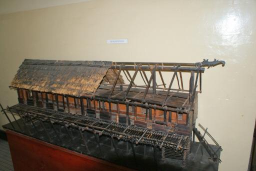 model van een longhouse in het Sarawak museum